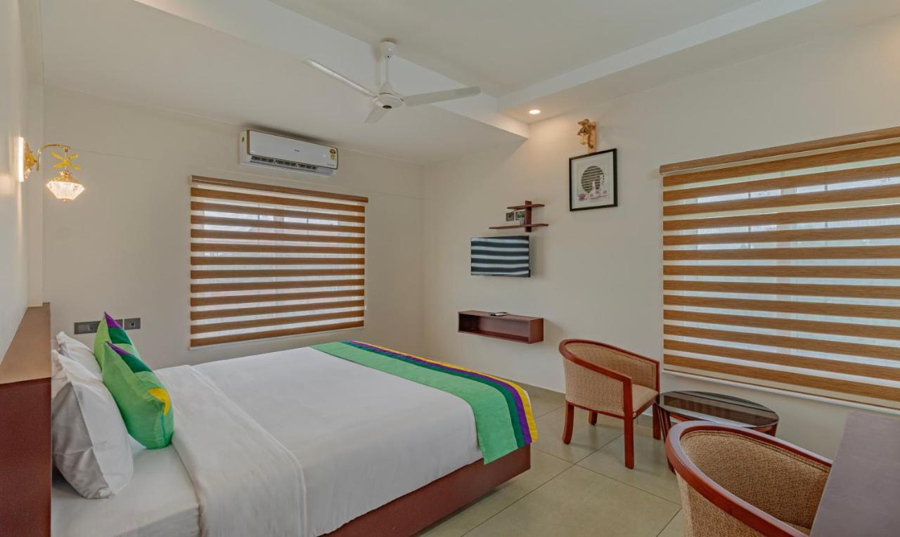 Treebo Amigos Residency Cochin Airport Hotel Kochi Bagian luar foto