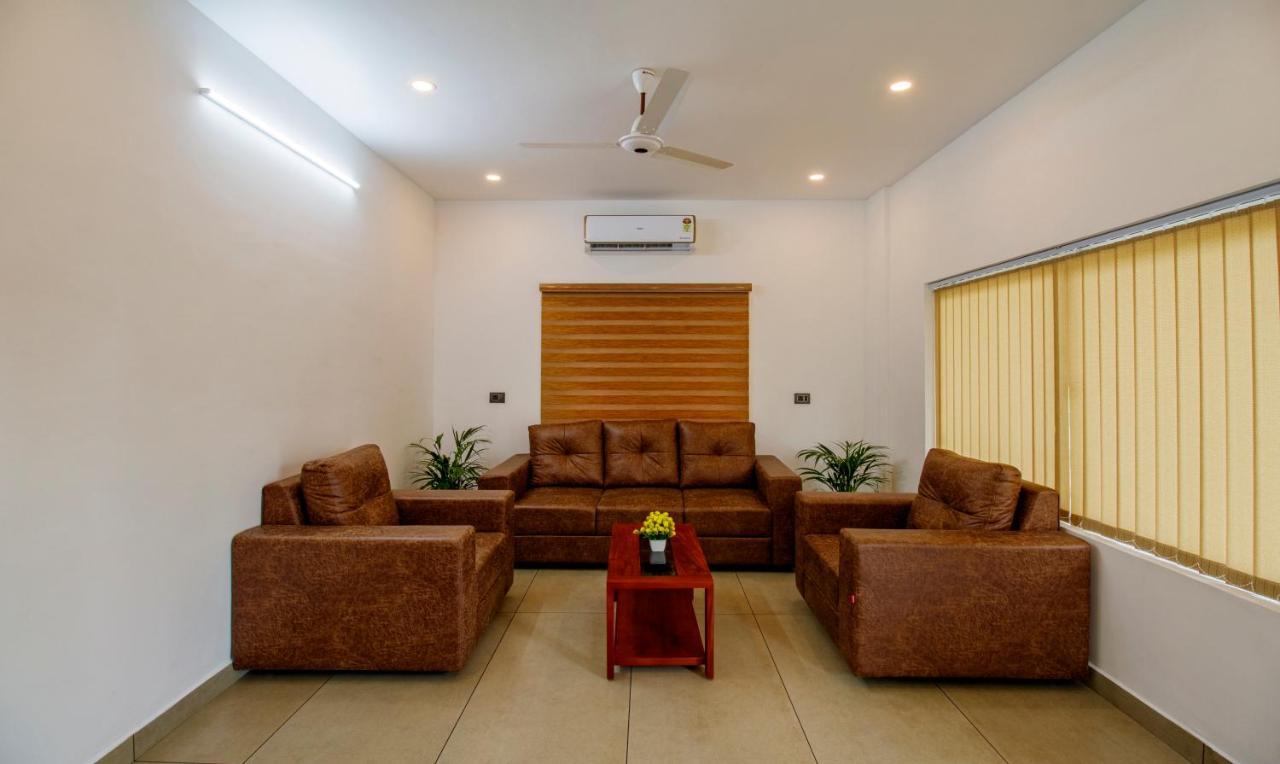 Treebo Amigos Residency Cochin Airport Hotel Kochi Bagian luar foto