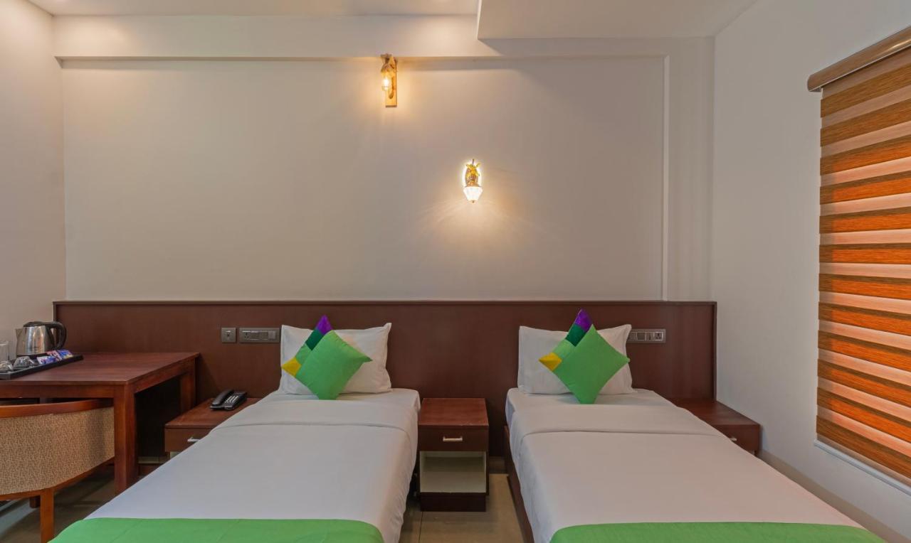 Treebo Amigos Residency Cochin Airport Hotel Kochi Bagian luar foto