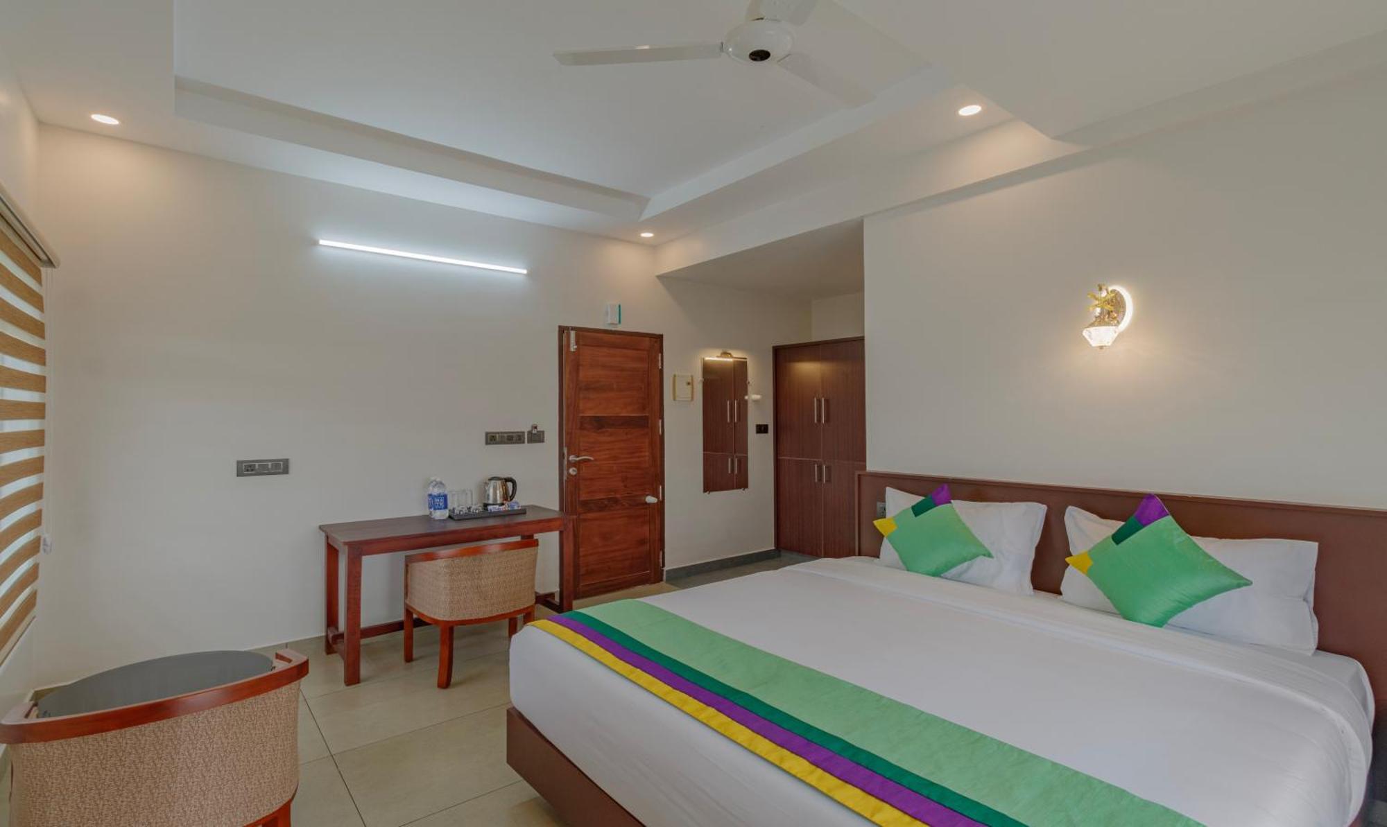 Treebo Amigos Residency Cochin Airport Hotel Kochi Bagian luar foto