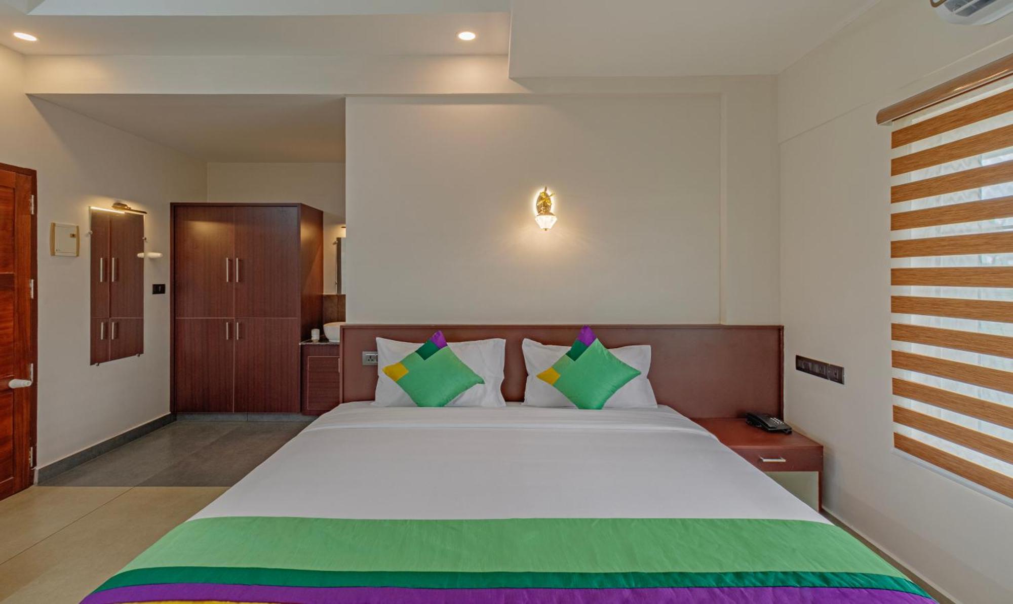 Treebo Amigos Residency Cochin Airport Hotel Kochi Bagian luar foto