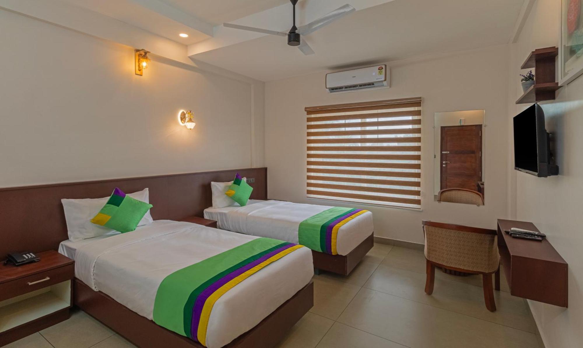 Treebo Amigos Residency Cochin Airport Hotel Kochi Bagian luar foto