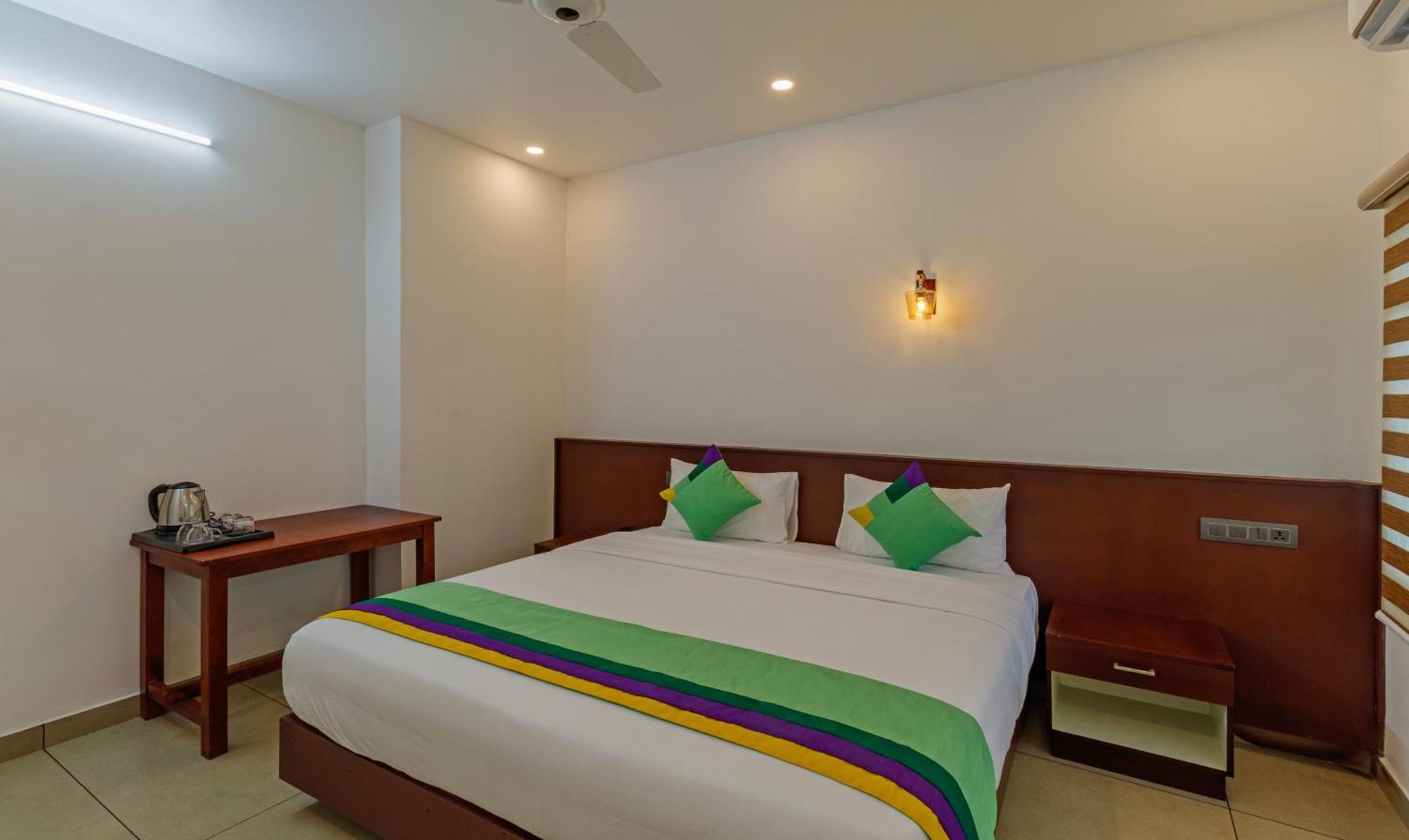 Treebo Amigos Residency Cochin Airport Hotel Kochi Bagian luar foto