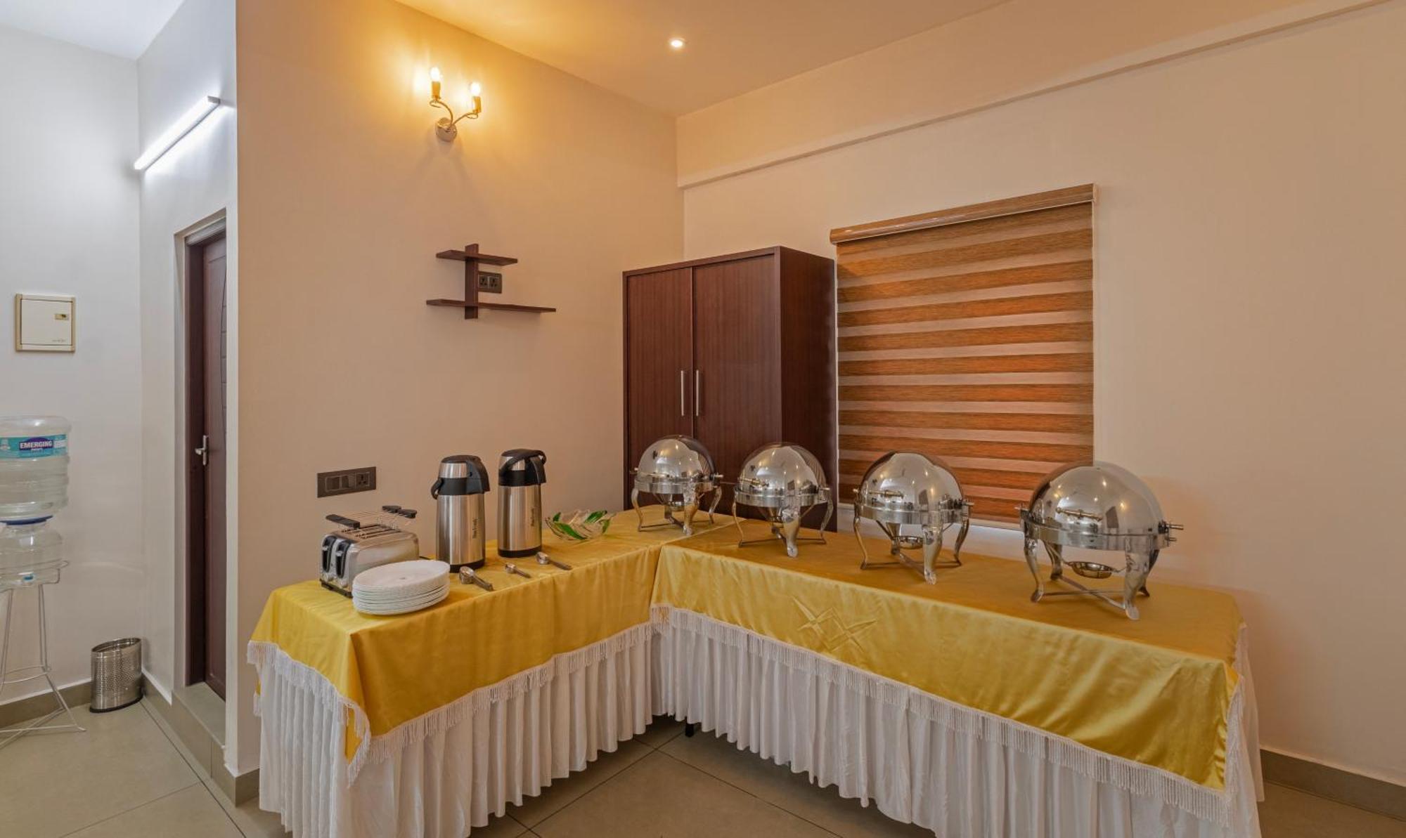 Treebo Amigos Residency Cochin Airport Hotel Kochi Bagian luar foto