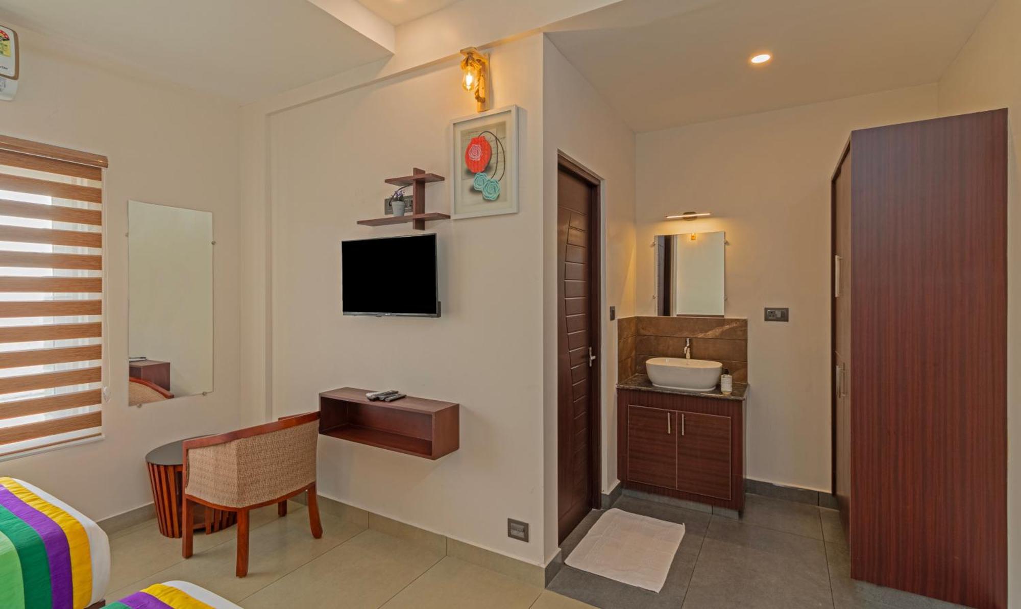 Treebo Amigos Residency Cochin Airport Hotel Kochi Bagian luar foto