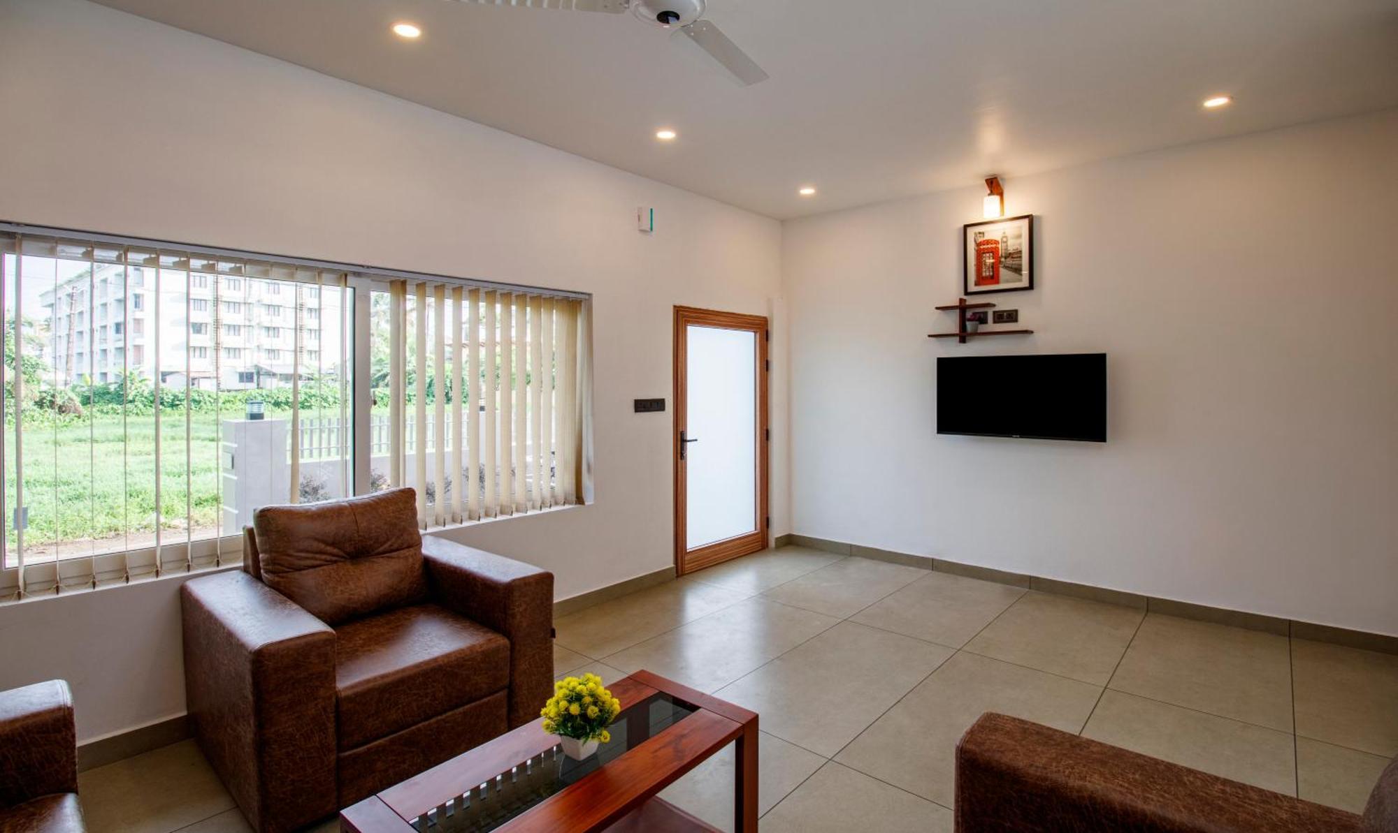 Treebo Amigos Residency Cochin Airport Hotel Kochi Bagian luar foto