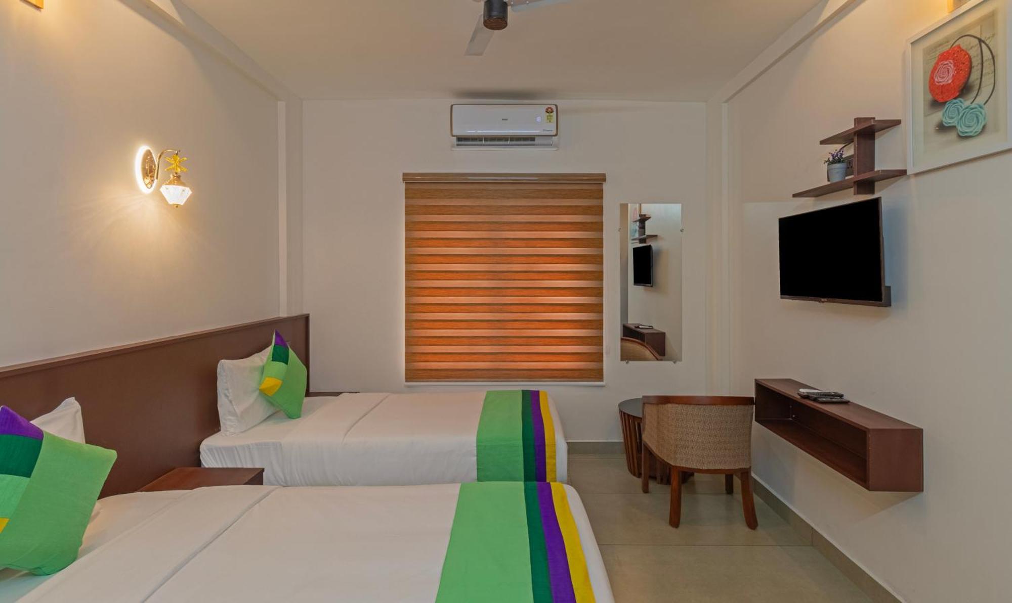 Treebo Amigos Residency Cochin Airport Hotel Kochi Bagian luar foto