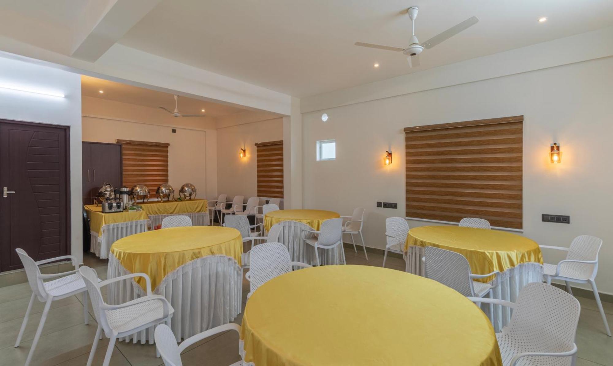 Treebo Amigos Residency Cochin Airport Hotel Kochi Bagian luar foto